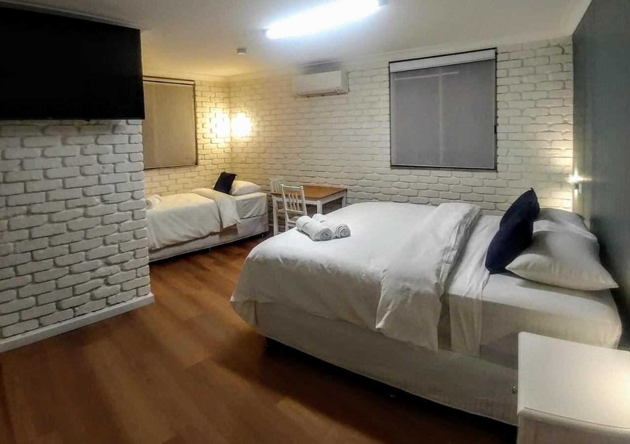 Bay House Motel *